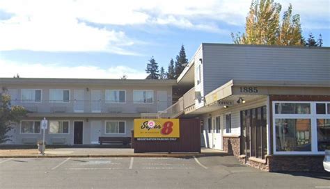 super 8 courtenay